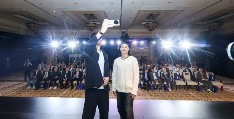 曾凡博晒照：很高兴再一次见到豪哥，很荣幸中国赛和球迷互动